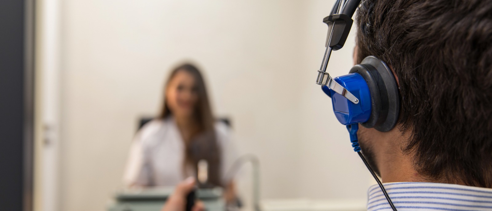 Electronic Hearing Aids with Programmable Settings vs Traditional Models | Aanvii Hearing Discover how electronic hearing aids with programmable settings differ from traditional models